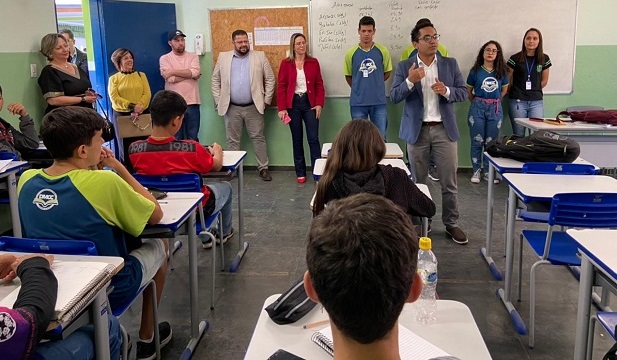Igor de Alvarenga durante encontro com alunos na EE Mariana Carvalhal Costa, em Caxambu. Foto: Bianca Gianinni. 